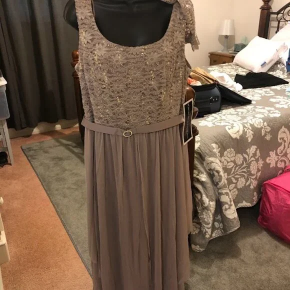 Wmn's formal dress - Picture 3 of 15